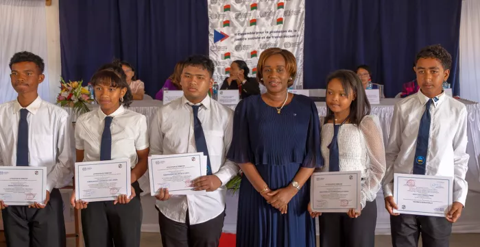 Mdm Fanfan Rwanyindo Kayirangwa, Directrice régionale de l'OIT pour l'Afrique, se tient aux côtés des jeunes diplômés du Centre National de Formation Professionnelle pour les Personnes en Situation de Handicap (C.N.F.P.P.S.H.)