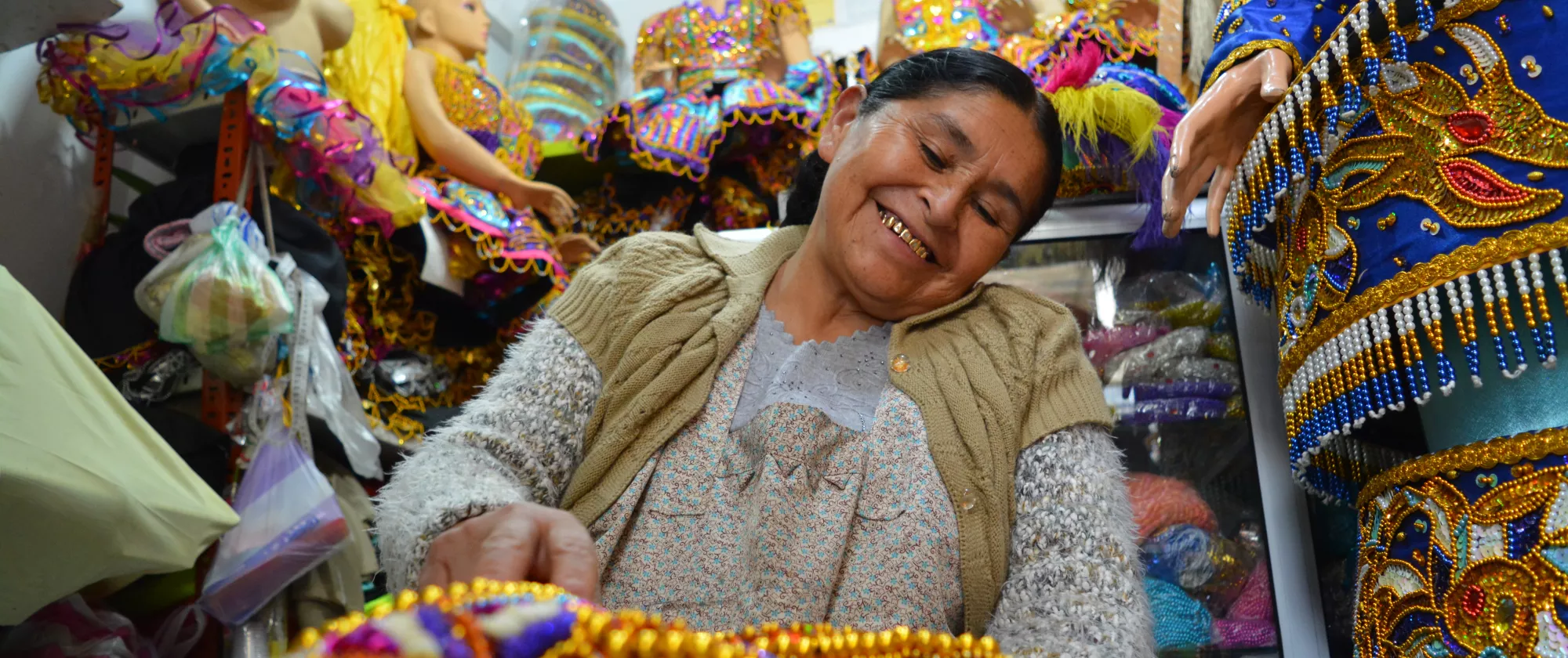Microempresaria boliviana produce y vende vestimenta típica