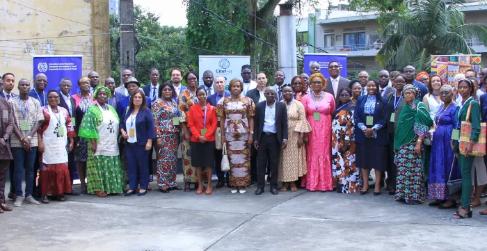 Photo de groupe des participants au Forum régional africain de partage des connaissances sur les approches innovantes pour lutter contre l’informalité. Abidjan, Côte d'Ivoire, 13 novembre 2024.