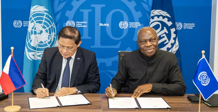 Ratification ceremony of Convention No. 81, 5 November 2024: Mr. Benedicto Ernesto R. Bitonio, Jr., Undersecretary of the Department of Labour and Employment of the Philippines, and Gilbert F. Houngbo, Director-General of the ILO.
