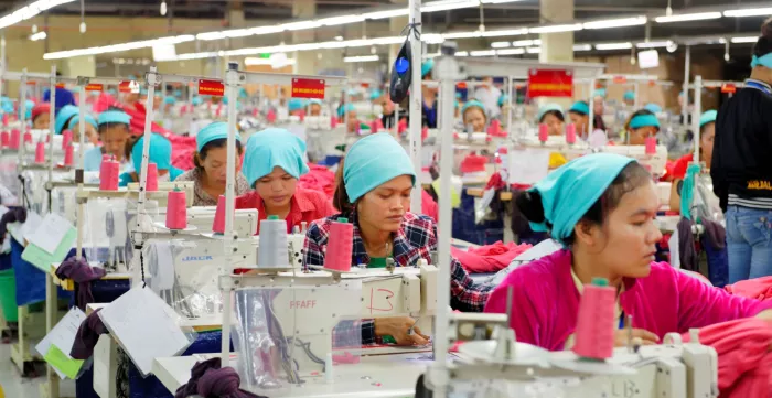 image-social-dialogue-tailors-production-line-clothes-cmb-crozet